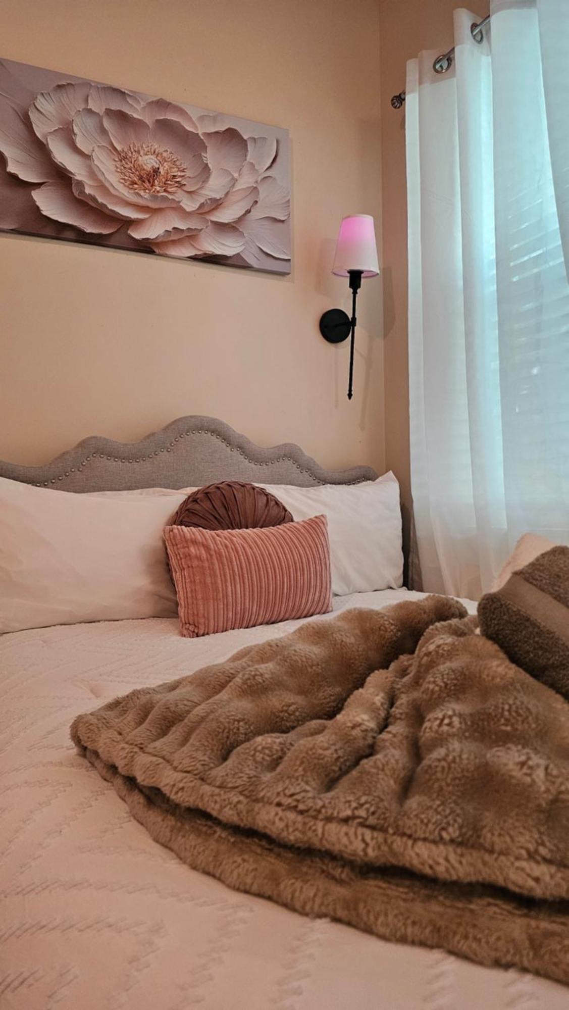 Holiday home Elegant 3br Family & Business Friendly Near Downtown With Free Parking, Wfh, & Wi-fi