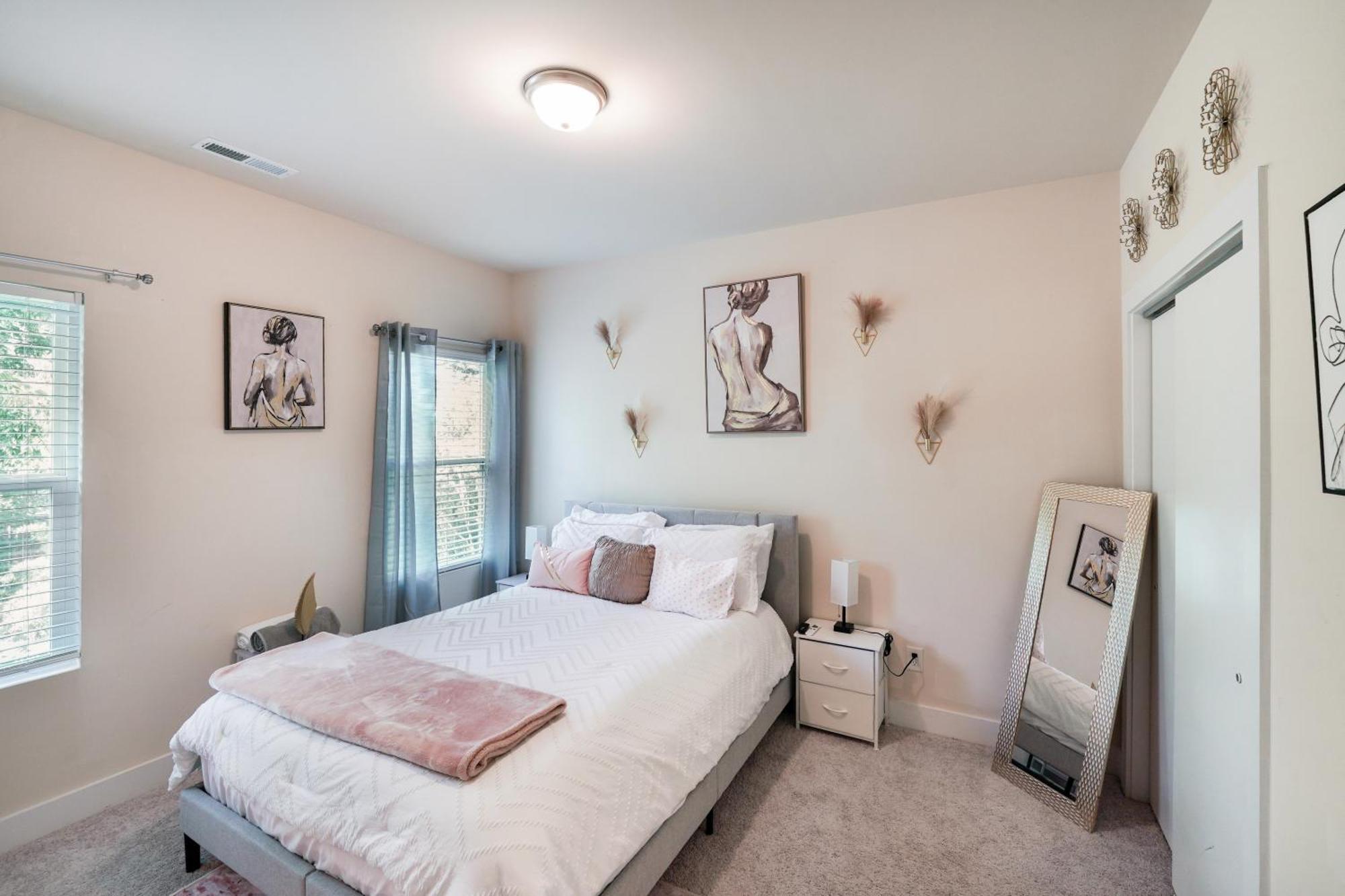 Elegant 3br Family & Business Friendly Near Downtown With Free Parking, Wfh, & Wi-fi Charlotte