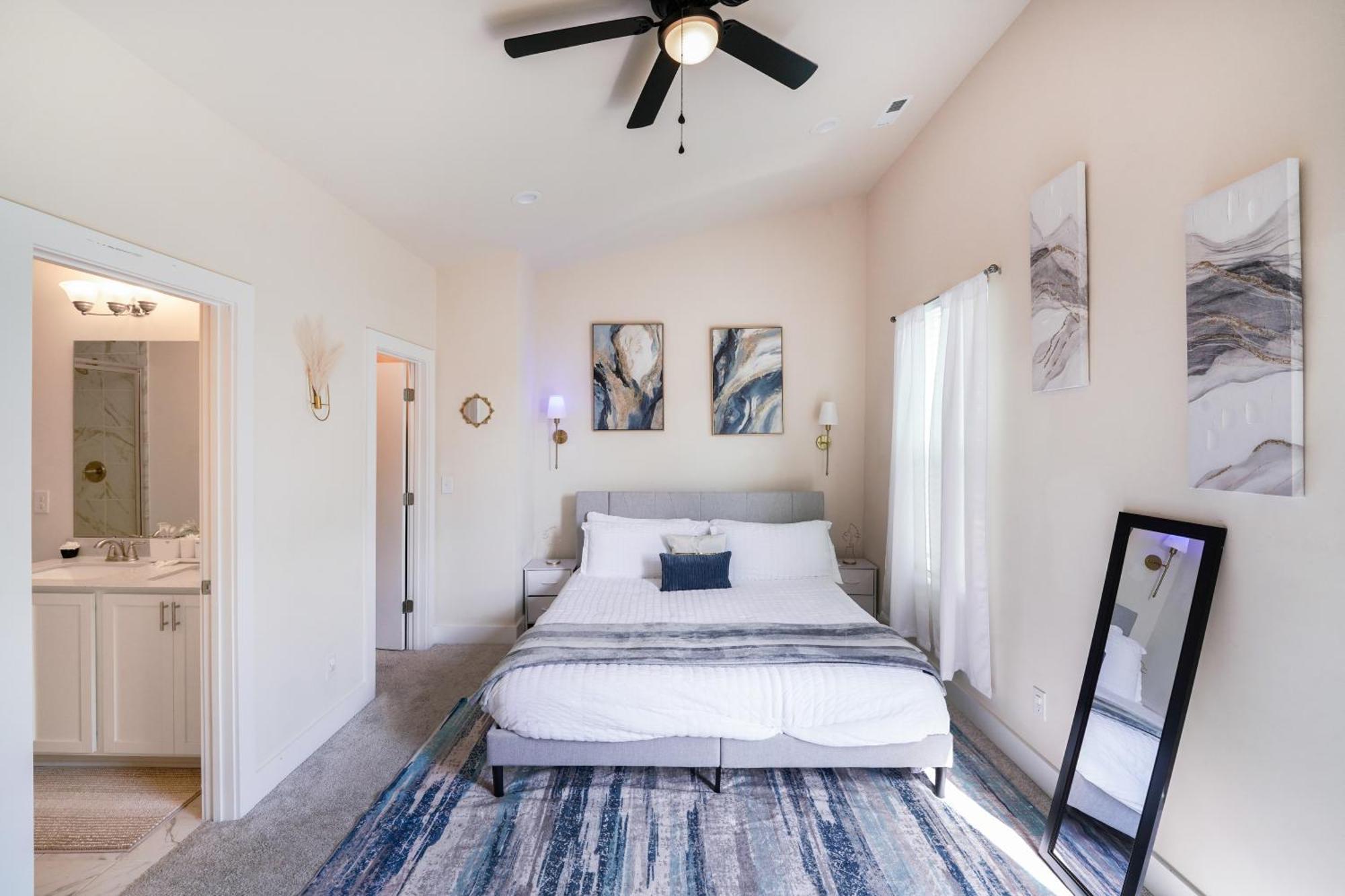Holiday home Elegant 3br Family & Business Friendly Near Downtown With Free Parking, Wfh, & Wi-fi