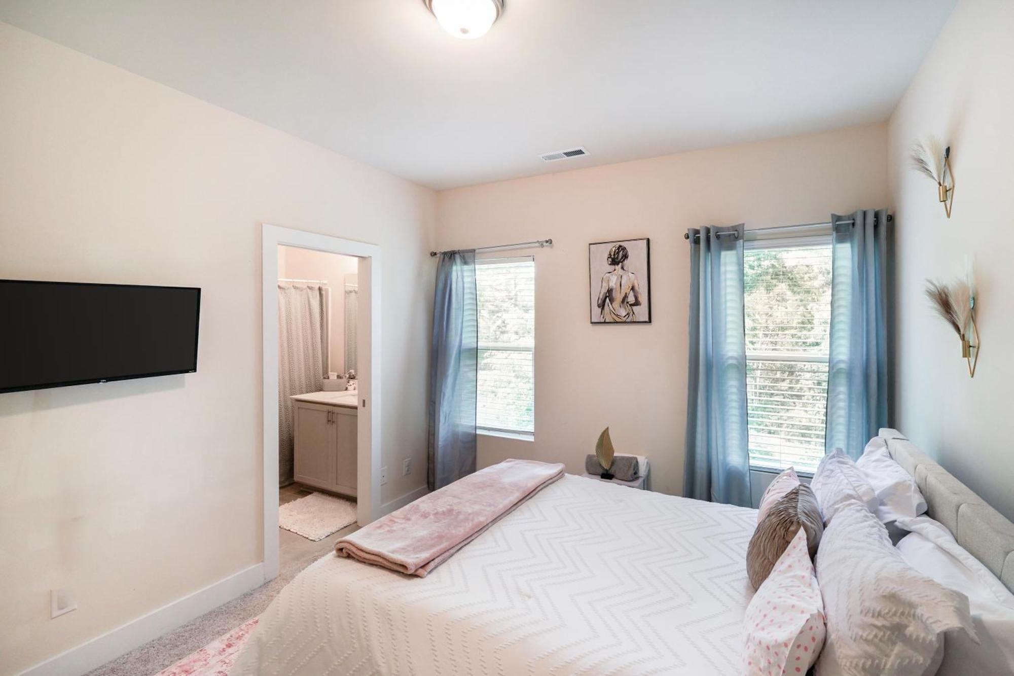 Elegant 3br Family & Business Friendly Near Downtown With Free Parking, Wfh, & Wi-fi Holiday home Charlotte