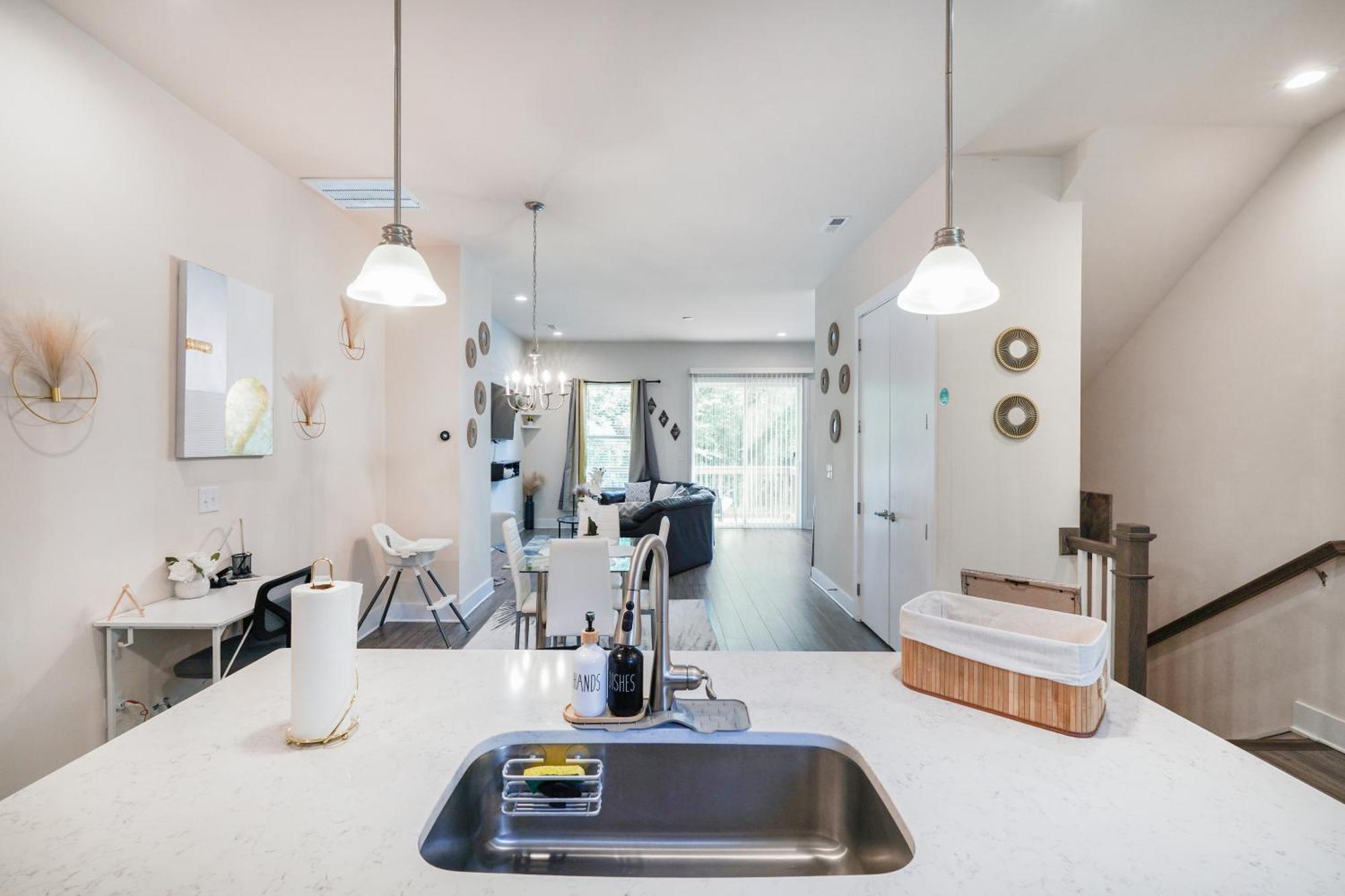Elegant 3br Family & Business Friendly Near Downtown With Free Parking, Wfh, & Wi-fi *