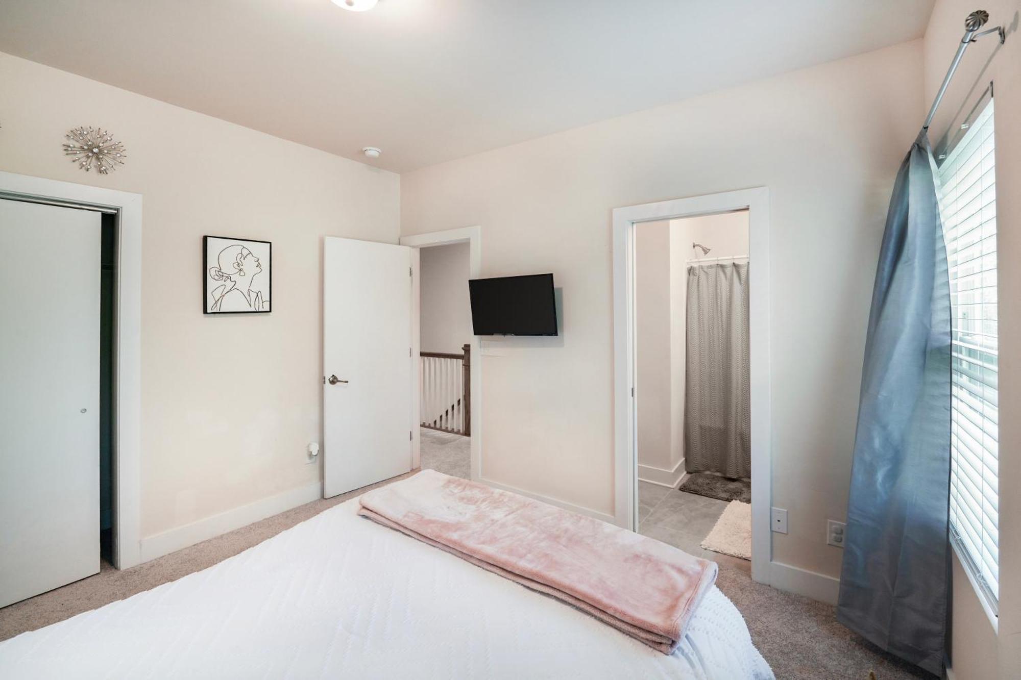 Elegant 3br Family & Business Friendly Near Downtown With Free Parking, Wfh, & Wi-fi * Charlotte