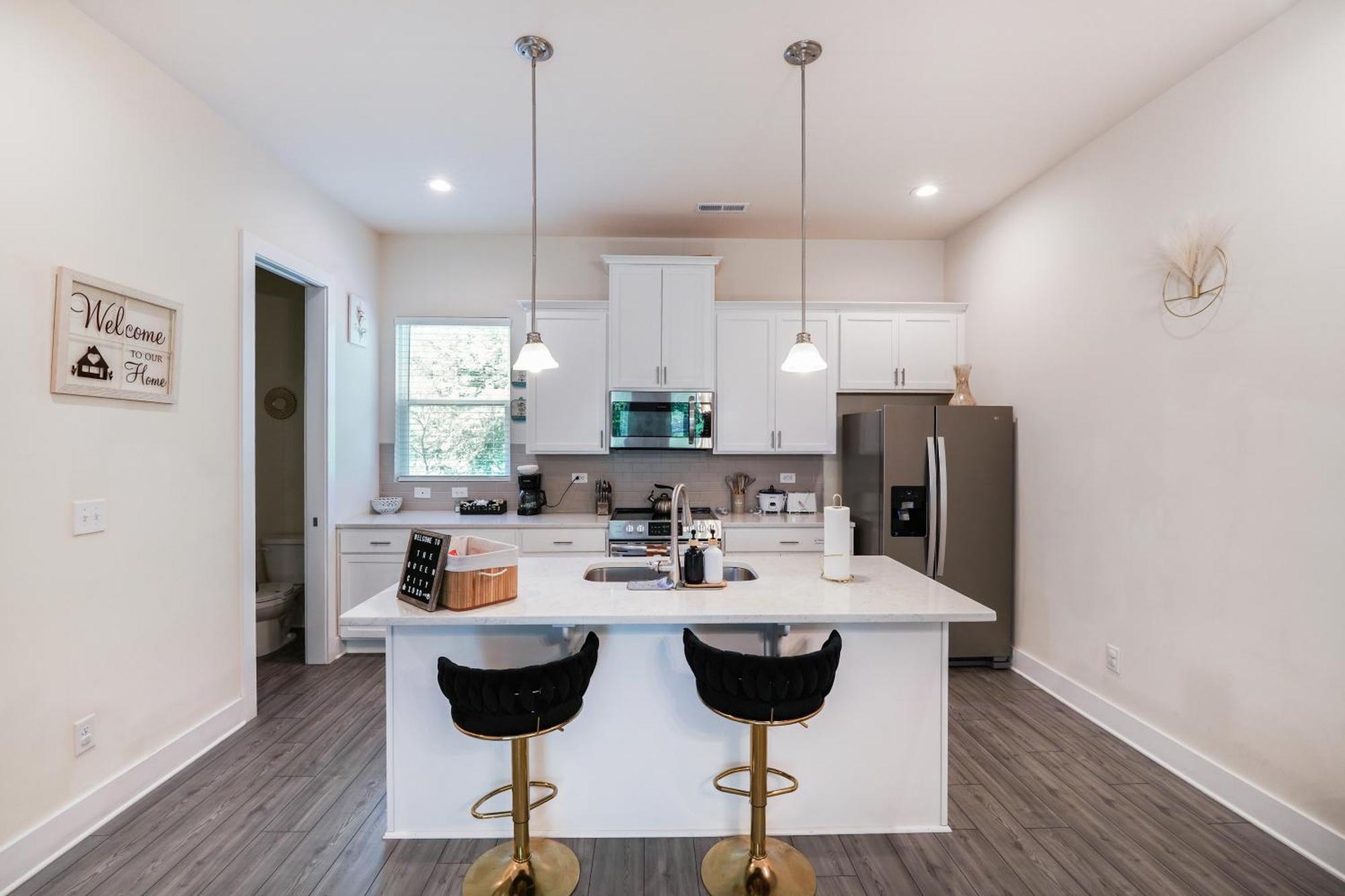 Holiday home Elegant 3br Family & Business Friendly Near Downtown With Free Parking, Wfh, & Wi-fi *