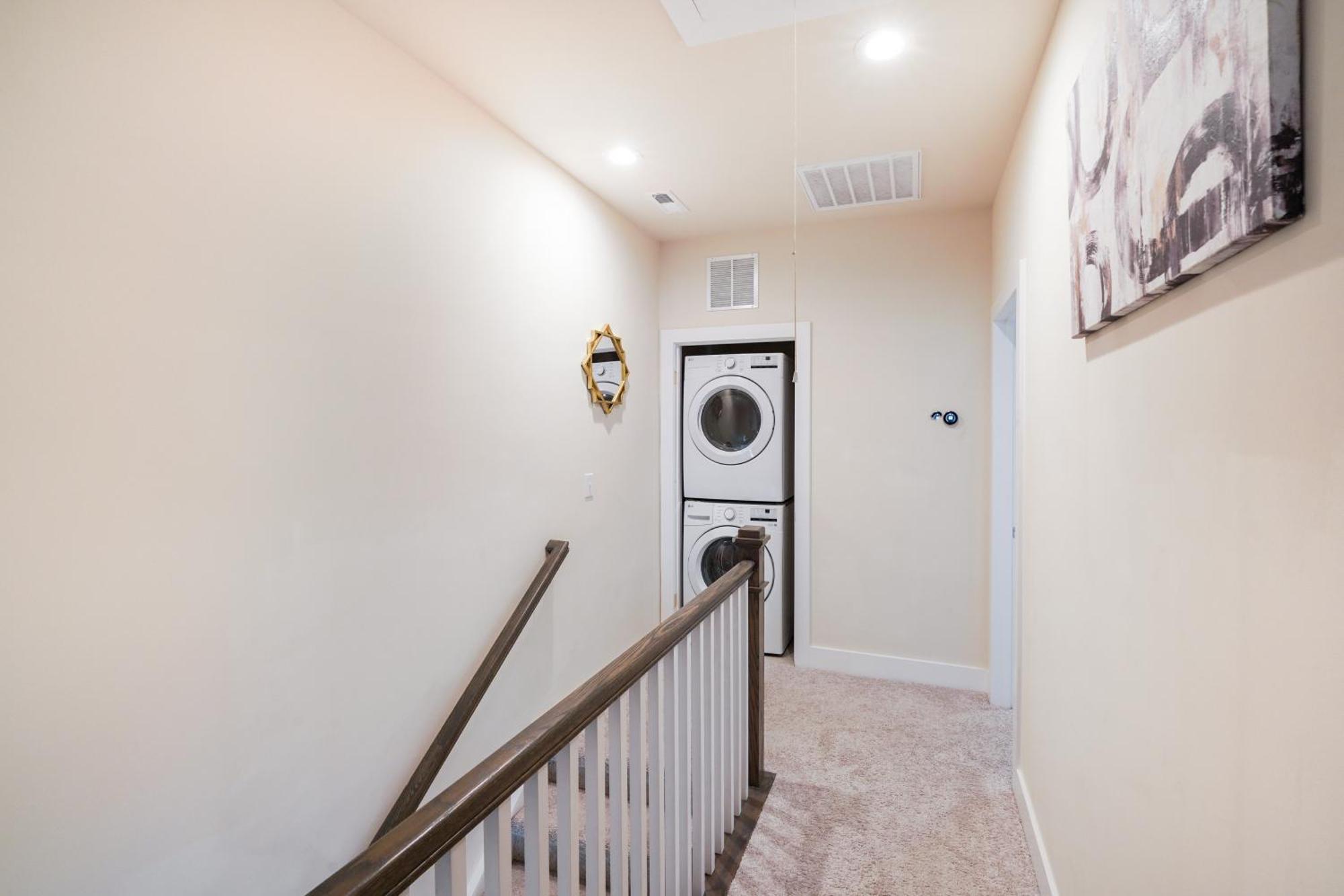 Elegant 3br Family & Business Friendly Near Downtown With Free Parking, Wfh, & Wi-fi Holiday home