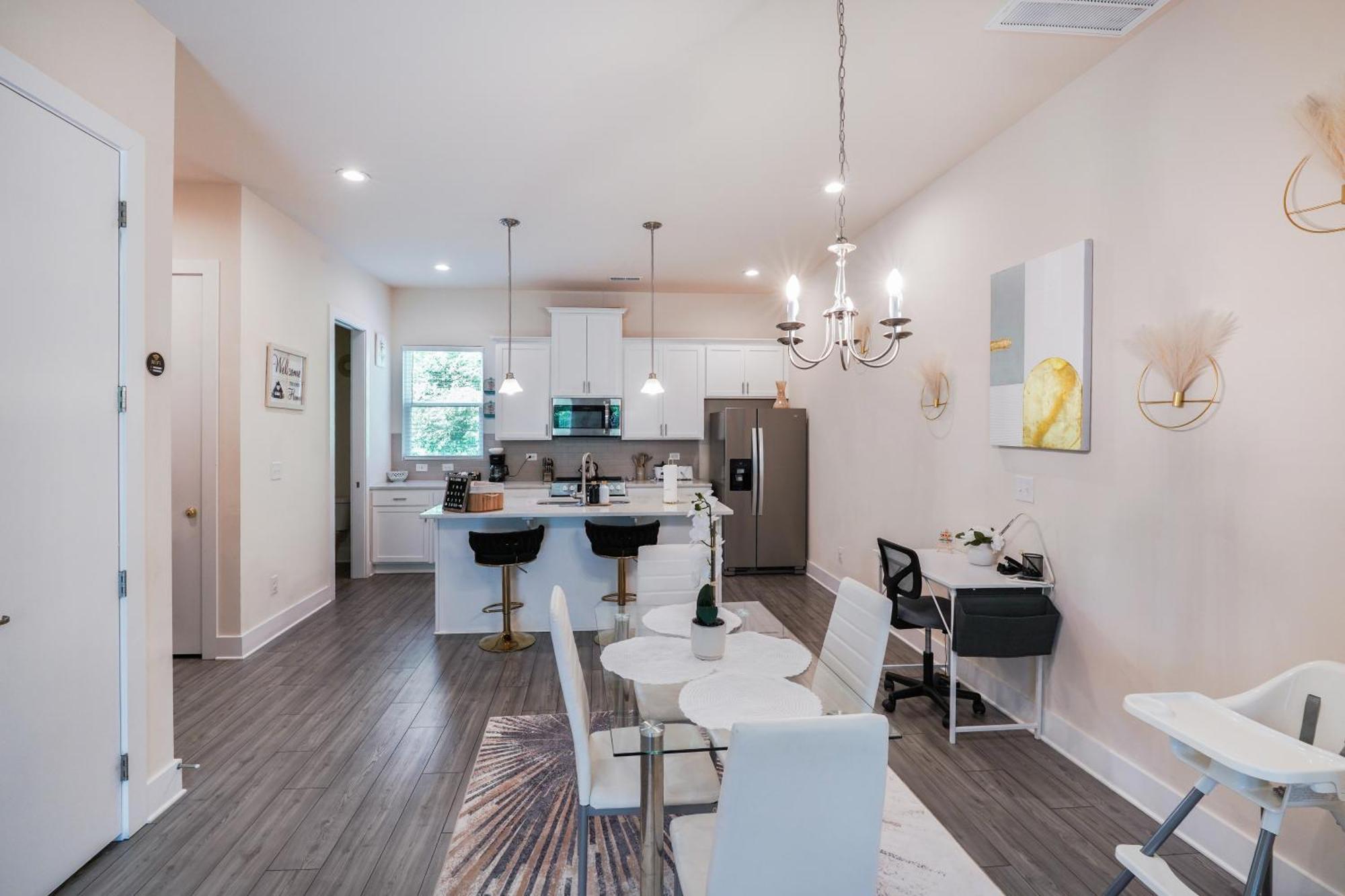Holiday home Elegant 3br Family & Business Friendly Near Downtown With Free Parking, Wfh, & Wi-fi