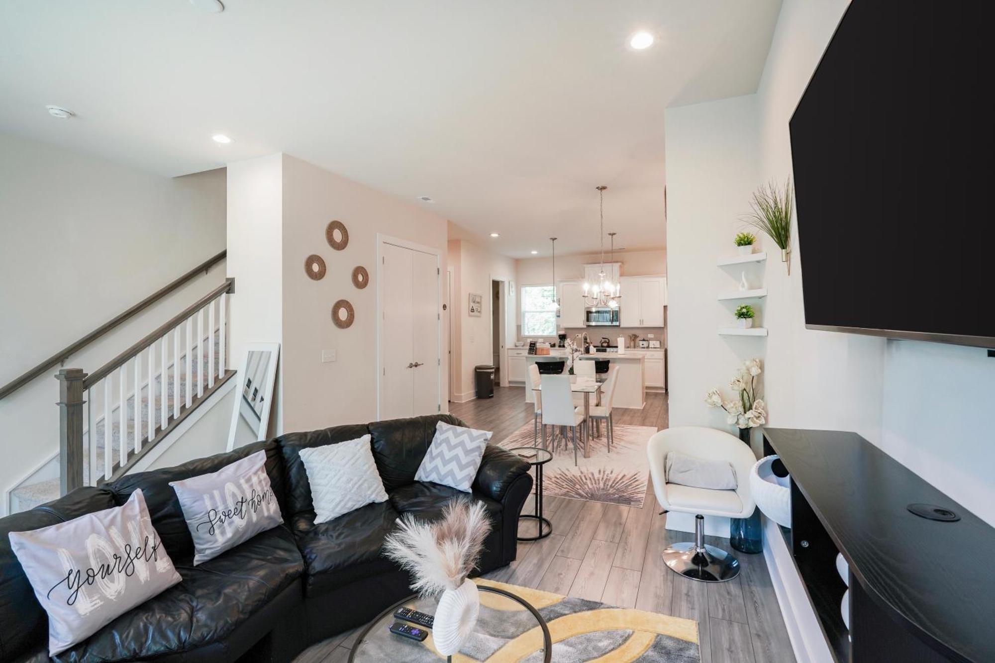 Elegant 3br Family & Business Friendly Near Downtown With Free Parking, Wfh, & Wi-fi *