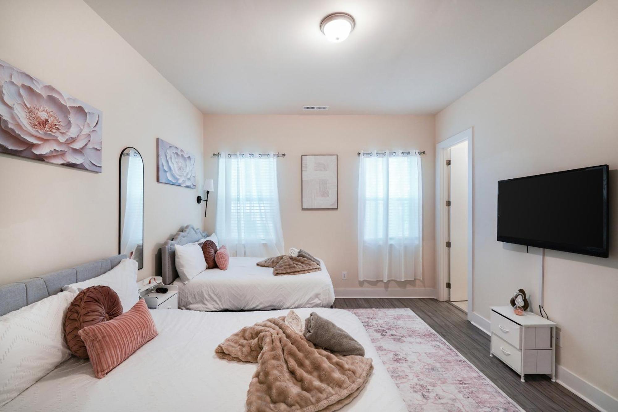 Elegant 3br Family & Business Friendly Near Downtown With Free Parking, Wfh, & Wi-fi Holiday home *